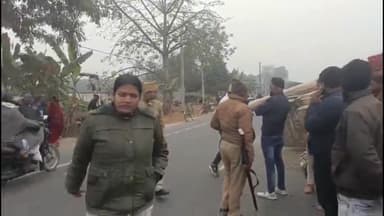 कुढ़नी: बलिया चौक के पास टायर फटने से अनियंत्रित होकर ट्रैक्टर रेलिंग से टकराया,चक्का टूटा, गाड़ी पल्टी