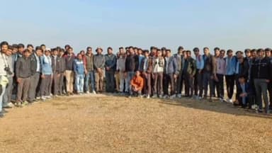 भूपालसागर: उदयपुर बर्ड फेयर में भूपालसागर तालाब पर पक्षियों की अठखेलियां देख रोमांचित हुए पक्षी प्रेमी।