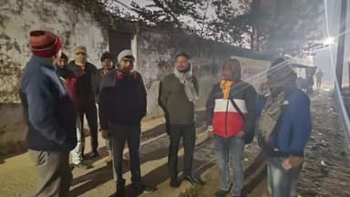 नरकटियागंज: नरकटियागंज के आर्य समाज मंदिर रोड मे सब्जी मंडी शिफ्टिंग को लेकर अधिकारियों ने किया निरीक्षण