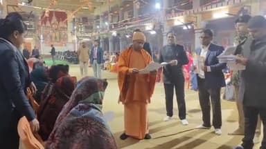 गोरखपुर: गोरखनाथ मंदिर में मुख्यमंत्री योगी आदित्यनाथ ने जनता दरबार में सुनी लोगों की फरियाद
