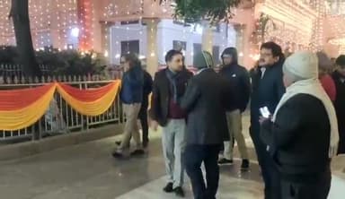 गोरखपुर: बीती देर रात नगर आयुक्त ने गोरखनाथ मंदिर में पहुंच खिचड़ी मिले के मद्देनजर किया निरीक्षण