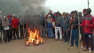 बालू  मजदूर अपने लिए काम की मांग पर आंदोलन के तहत सड़क पर उतर कर प्रदर्शन करते हुए - क्यामुद्दीन अंसारी भाकपा माले राज्य कमिटी सदस्य.