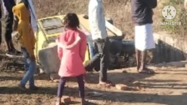 सिंगरौली: केपीएम पब्लिक स्कूल की ओवर स्पीड बस अजगुड में पलटी, मौके पर स्थानीय लोगों की उमड़ी भीड़