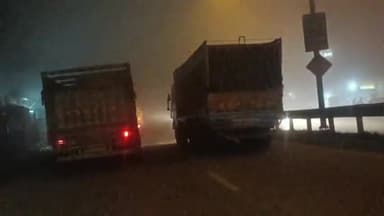 करछना: यमुना पार क्षेत्र में छाया घना कोहरा राष्ट्रीय राजमार्ग पर गाड़ियों की रफ्तार हुई धीमी, जनजीवन हुआ प्रभावित