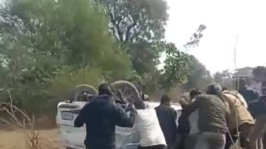 कनवास: दरा स्टेशन के पास गिट्टी पर फिसलकर पलटी कार, सवार लोगों को आई मामूली चोटें