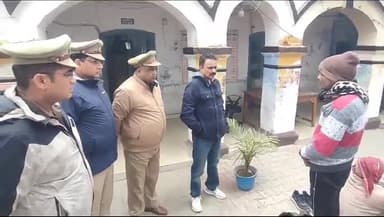 बदायूं: उझानी थाने में बरिष्ठ पुलिस अधीक्षक ने थाना प्रभारी तथा चौकिदारो के साथ बीट पुलिस को सुदृढ करने के उद्देश्य से मीटिंग की