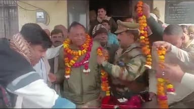 जलेसर: थानाध्यक्ष जगदीश चन्द्र को जलेसर थाना पर बेंडबाजों के साथ क्षेत्रीय जनता व पुलिस कर्मियों ने दी विदाई.