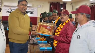 देेेवरिया: कलेक्ट्रेट सभागार में देवरिया जिलाधिकारी ने किया पूर्व सैनिकों का सम्मान