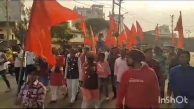 गुना नगर: हनुमान चौराहा मंदिर से VHP बजरंग दल ने रैली निकालकर सदर बाजार हाट रोड पर बांटे पीले चावल, राम उत्सव मनाने की अपील की