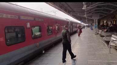 नरकटियागंज: पावर ट्रिप होने से नरकटियागंज एवं मुजफ्फरपुर रेलखंड के पूर्वी पैनल के समीप 38 मिनट तक रूकी रही सप्तक्रांति एक्सप्रेस