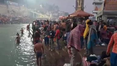 हरिद्वार: मकर संक्रांति स्नान पर पर हर की पौड़ी पर उमड़ी श्रद्धालुओं की भीड़, श्रद्धालुओं ने भारी ठंड के बीच किया गंगा स्नान