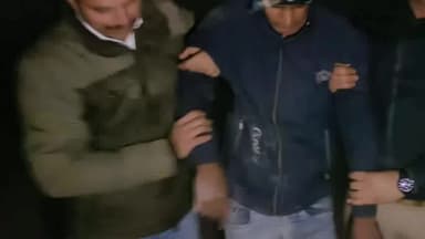 मथुरा: गोविंद नगर पुलिस  कीबदमाशों के साथ हुई मुठभेड़ 1 के पैर में लगी गोली दूसरा गिरफ्तार 2फरार अवैध  कारतूस मोटरसाइकिल बरामद