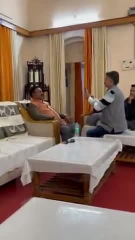 में  सुश्री उमा भारती जी को राजकुमार शिवहरे पूर्व अध्यक्ष बजरंग दल बांदाकी मारुती वैन से श्री स्वामी भाई साहब के साथ भेष बदलकर कारसेवा को जान हथेली पर लेकर पहुंचे थे अयोध्या ।