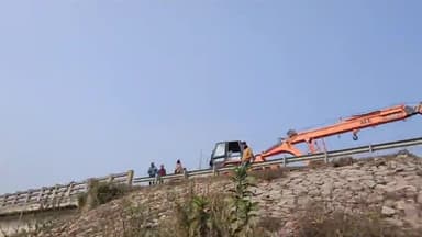 दरभंगा:रविवार की सुबह NH57 दरभंगा- मुज्जफरपुर पथ कैंसर अस्पताल के सामने खेत  में ट्रक दुर्घटनाग्रस्त रूप में पाई गई।#dbg