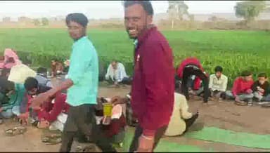 रामगढ़ पचवारा: डोब में हनुमान मंदिर पर पौष बडा महोत्सव में 250 किलो दाल के बडे 250 किलो सुजी का हलवा बनाया 4 हजार भक्तों ने पाई प्रसादी