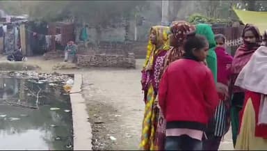 करछना: चकलाल मोहम्मद बगिया गांव में लोगों के घरों में घुसा नाली का गंदा पानी,ग्रामीणों ने सभासद पर सफाई न कराने का लगाया आरोप