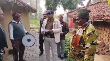 टनकुप्पा: थानाध्यक्ष रंजन चौधरी सोमवार को ढ़ोल - बाजे के साथ पहुंचे अभियुक्त के गांव मुड़ाचक, चिपकाया इश्तेहार।