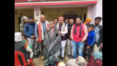 इकौना: गिलौला ब्लॉक क्षेत्र के गोपालपुर में बीजेपी विधायक ने जरूरत मन्द लोगो मे बांटे कम्बल