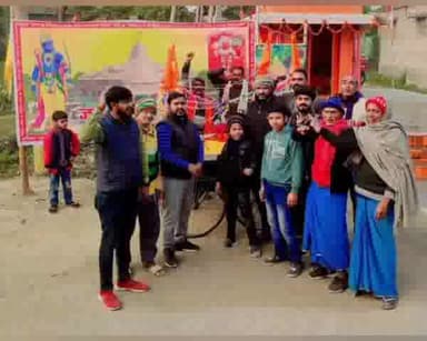 राघोपुर: अयोध्या में 22 जनवरी को राम मंदिर उद्घाटन को लेकर पूजित अक्षत एवं पत्रक का वितरण जुड़ावनपुर में राम भक्तों ने किया