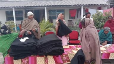 गोरौल: मकर संक्रांति के अवसर पर चेहराकला पंचायत के मुखिया ने जरूरतमंदों के बीच किया कंबल का वितरण