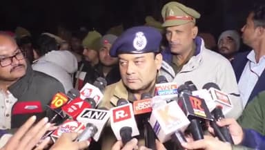 कानपुर: चमनगंज में चार मंजिला बिल्डिंग में आग लगने की घटना पर संयुक्त पुलिस आयुक्त आनंद प्रकाश तिवारी ने दी जानकारी