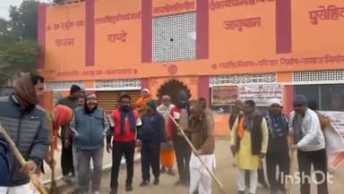 #स्वच्छ #तीर्थ #अभियान के तहत #सांसद रमापति राम त्रिपाठी ने #गायत्री #मन्दिर में किया साफ-सफाई।