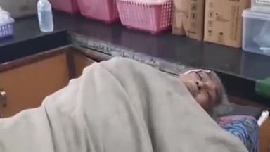 જેતપુર: બાવળ બરવાળા ગામમાં આખલાએ હુમલો કરતા વૃદ્ધા ઈજાગ્રસ્ત, સારવાર અર્થે ખસેડાયા