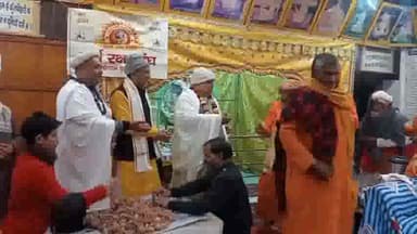 मथुरा: वृंदावन में धर्म रक्षक संघ ने  अयोध्या में होने वाले श्री राम लीला प्रतिष्ठा के लिए घर-घर मिट्टी के बांटे दीपक