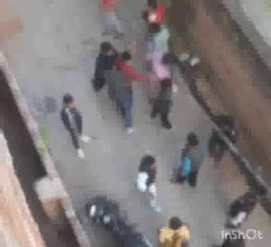 उरई: उरई कोतवाली क्षेत्र के मोहल्ला राजेन्द्र नगर में 2 पक्षों के बीच में हुई मारपीट, लाइव वीडियो आया सामने