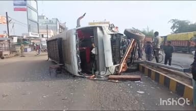 गुना नगर: एबी रोड पर शिक्षा विभाग कार्यालय के सामने शहर के बीचो-बीच डिवाइडर से टकराई तेज रफ्तार बस पलटी, दो लोग हुए घायल