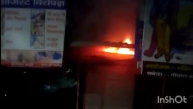 देेेवरिया: कोतवाली चौराहे पर गुमटी में लगी आग, हजारों का सामान राख, फायर ब्रिगेड ने पाया आग पर काबू