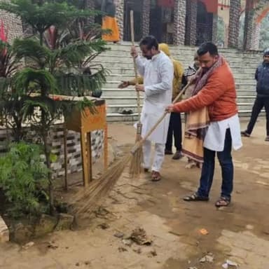 अरवल: भारतीय जनता पार्टी अरवल के द्वारा अहियापुर पंचमुखी मंदिर पर स्वच्छता कार्यक्रम का आयोजन किया गया