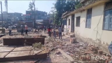 होशंगाबाद नगर: मीनाक्षी चौक पर प्रशासन ने किया सीमांकन, दुकानदारों ने नजूल की जमीन पर दुकान रखना किया शुरू