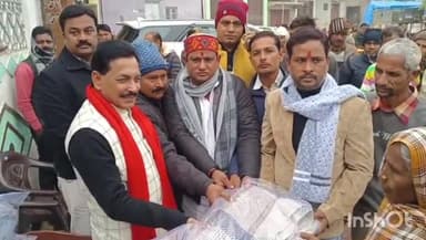 बिधूना: अछल्दा कस्बे के सराय बाजार में सपा विधायक प्रदीप यादव ने जरूरतमंदों को बांटे कंबल