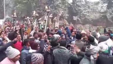 साहिबगंज: साहिबगंज रेलवे फील्ड से jmm कार्यकर्ताओं ने निकाला मसाल जुलूस एजेंसियों को भेज कर राज्य सरकार को ओस्थिर करना चाहते है |