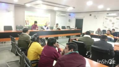 खगड़िया: कलेक्ट्रेट स्थित सभाकक्ष में डीएम ने स्वास्थ्य विभाग के अधिकारियों के साथ की बैठक, दिए कई निर्देश