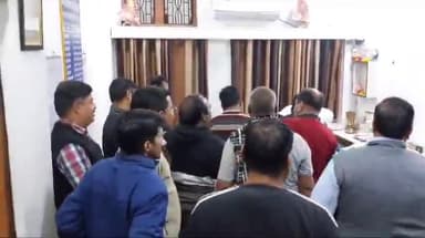 मंदसौर: मंदसौर नगर पालिका के कर्मचारी अधिकारियों को वेतन समय पर नहीं मिलने से नाराज सीएमओ से मिले करी वेतन की मांग