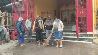 राम मंदिर के प्राण प्रतिष्ठा से पूर्व मंदिरों की सफाई करते भाजपा नेता कार्यकर्ता