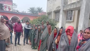 डुमरा: डुमरा प्रखंड के बीडीओ ने कड़ाके की ठंड में लोगों को बांटे कंबल