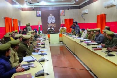 जौनपुर: नगर में पुलिस उप महानिरीक्षक डॉ. ओम प्रकाश सिंह ने किया भ्रमण व थानाध्यक्षों के साथ कि बैठक