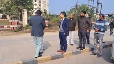 नवाबगंज: लखनऊ-अयोध्या हाईवे पर स्थित दुर्घटना बाहुल्य क्षेत्र सहित विभिन्न स्थानों का DM ने किया निरीक्षण, दिए आवश्यक निर्देश