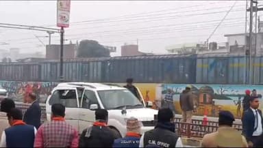 गोरखपुर - श्री विश्वकर्मा पंचायत मंदिर में मुख्यमंत्री योगी आदित्यनाथ ने दीवाल लेखन कार्यक्रम का शुभारंभ किया ।