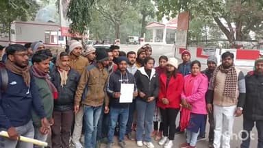 बहराइच: कलेक्ट्रेट पहुंचे पंचायत सहायकों ने मानदेय दिलाए जाने को लेकर जिलाधिकारी को दिया प्रार्थना पत्र