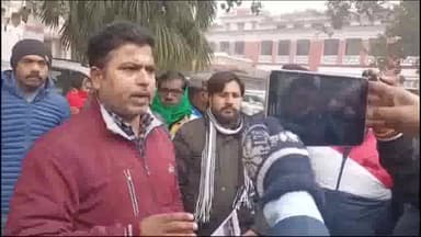 शाहजहांपुर: समाजवादी पार्टी लोहिया वाहिनी के पदाधिकारियों ने कलेक्ट्रेट परिसर में नारेबाजी कर दिया ज्ञापन