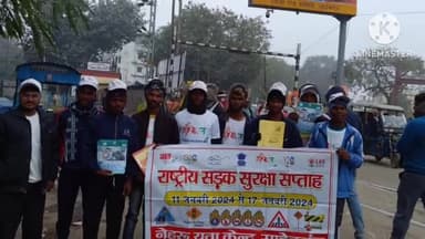 साहिबगंज: नेहरू युवा केंद्र के सदस्यों ने शहर के रेलवे स्टेशन चौक मोड़ पर सड़क सुरक्षा अभियान के तहत वाहन चालकों को किया जागरूक