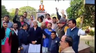 जोधपुर: कमला नेहरू नगर स्थित महेंद्र नाथ अरोड़ा सर्कल पहुंचे केंद्रीय मंत्री गजेंद्र सिंह, स्वच्छता अभियान में लिया भाग