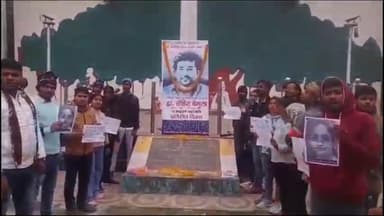 गोरखपुर: दीन दयाल उपाध्याय गोरखपुर विश्वविद्यालय के गेट पर असुर संगठन के छात्रों ने रोहित वेमुला को किया याद