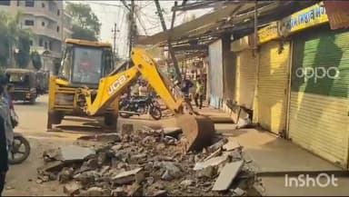 गुना नगर: हनुमान चौराहे से हाट रोड तक प्रशासन ने की अतिक्रमण हटाने की कार्यवाही, जेसीबी से तोड़ा अतिक्रमण, तहसीलदार CMO रहे मौजूद