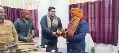 धौलपुर: धौलपुर डाकघर के नए डाक अधीक्षक ने किया पदभार ग्रहण, कहा- ग्राहकों से मित्रतापूर्ण व्यवहार करें डाक कर्मचारी