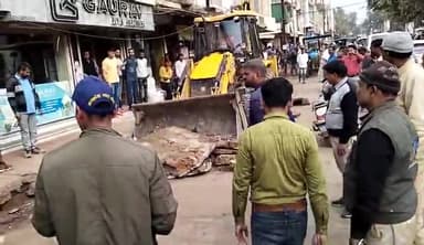 गुना नगर: हाट रोड पर अतिक्रमण हटाने उतरी जेसीबी, तोड़े पक्के अतिक्रमण